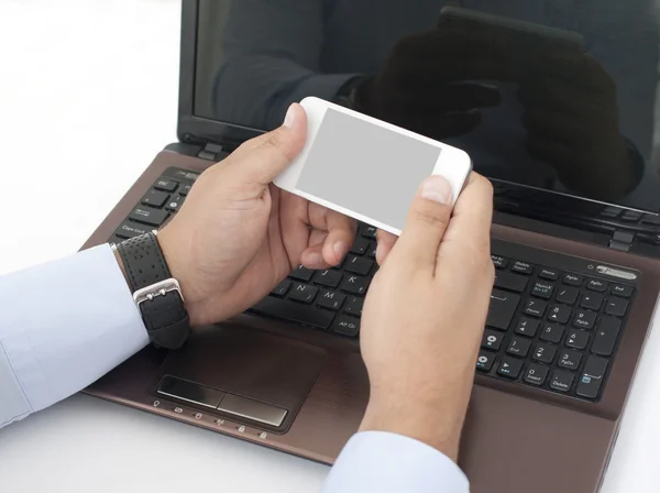 dizüstü bilgisayar ve akıllı telefon üzerinde çalışmak