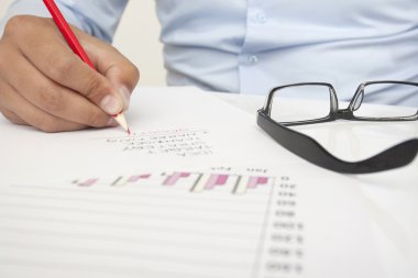 ofis çalışanı inceler