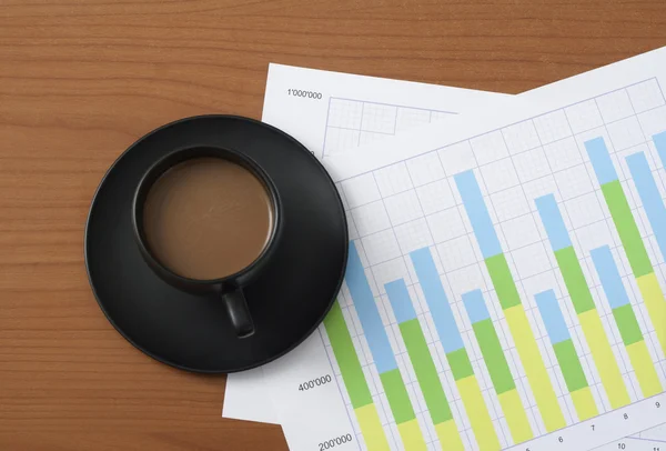 Kaffee & Chart auf dem Schreibtisch — Stockfoto