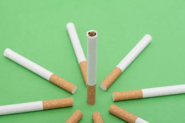 Сигарета изолирована — стоковое фото