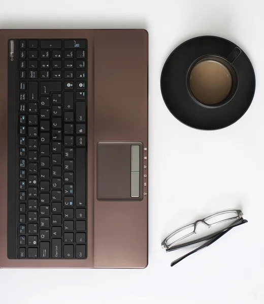 Laptop, bicchieri e caffè in tavola — Foto Stock