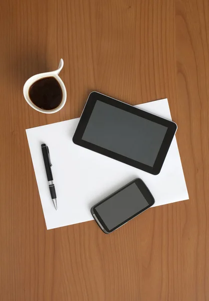 Två skärmar med kontorsutrustning på bordet — Stockfoto