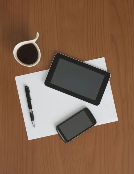 Tablet digital e telefone inteligente na mesa — Fotografia de Stock