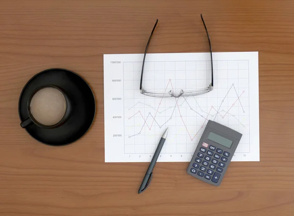 Gráfico de linha na mesa de trabalho — Fotografia de Stock