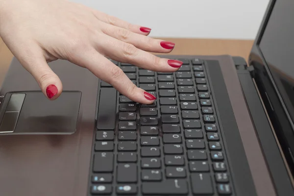 Usando teclado de computador — Fotografia de Stock