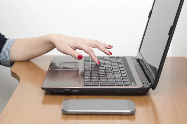 Kvinnans finger röra ett tangentbord — Stockfoto