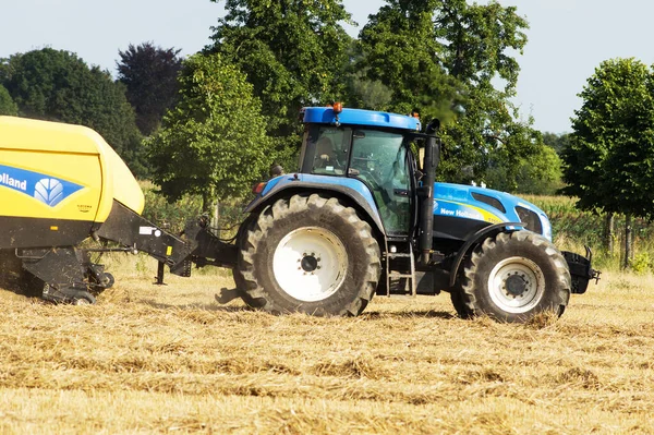 Arnhem Países Bajos Septiembre 2021 Farmer Blue Tractor Works Field —  Fotos de Stock