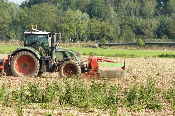 Arnhem Nederländerna September 2021 Jordbrukare Grön Traktor Arbetar Fältet — Stockfoto