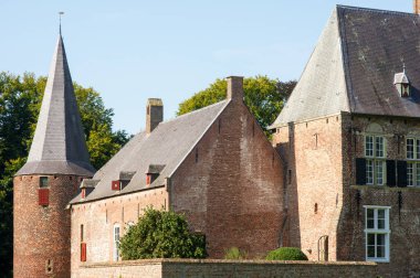 Hernen, Hollanda 'daki Hernen kalesinin kulesi ve binaları