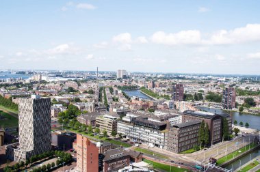 Rotterdam ufuk çizgisinin havadan görünüşü arka planda Hollanda 'da birçok endüstri ile birlikte