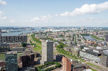 Rotterdam ufuk çizgisinin havadan görünüşü arka planda Hollanda 'da birçok endüstri ile birlikte