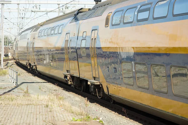 Gelber Und Blauer Zug Mit Hoher Geschwindigkeit Auf Der Eisenbahn — Stockfoto
