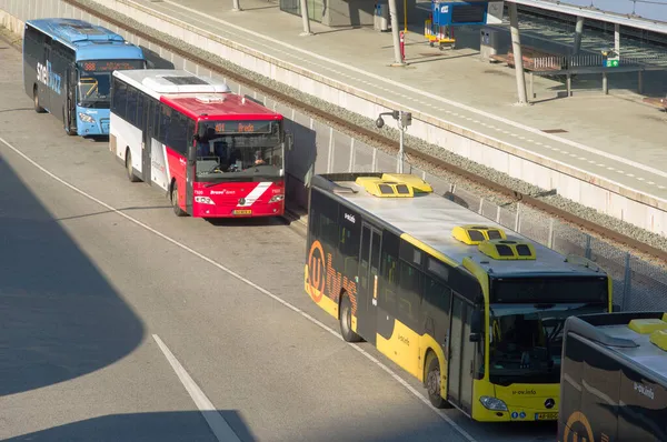 Ουτρέχτη Ολλανδία Οκτωβρίου 2021 Λεωφορεία Αναμονή Για Μεταφορά Ανθρώπων Στο — Φωτογραφία Αρχείου