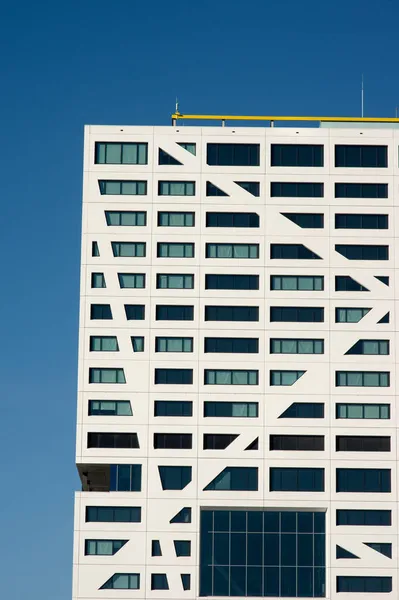 Fasad Modern Kontorsbyggnad Centrum Utrecht Nederländerna Med Klarblå Himmel — Stockfoto