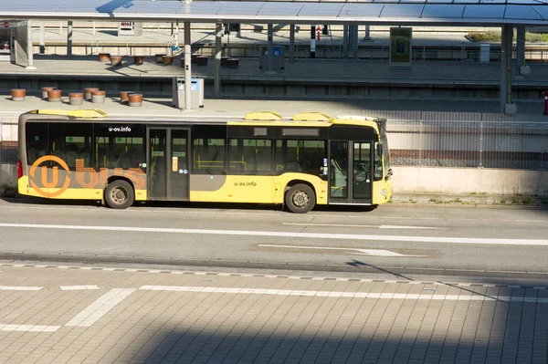 Utrecht Holandia Października 2021 Autobus Drodze Dla Osób Przewożących Dworcu — Zdjęcie stockowe