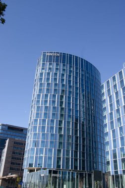 Amsterdam, Hollanda - 28 Ekim 2021: Hollanda 'nın iş bölgesinde modern ofis binası
