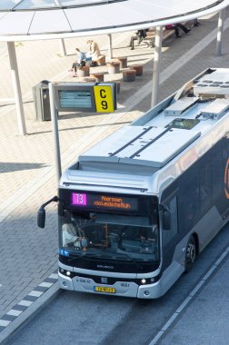 Utrecht, Hollanda - 24 Ekim 2021: Otobüs Utrecht merkez istasyonunda nakliye görevlilerini bekliyor