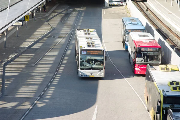 Ουτρέχτη Ολλανδία Οκτωβρίου 2021 Λεωφορείο Στο Δρόμο Και Λεωφορεία Αναμονή — Φωτογραφία Αρχείου