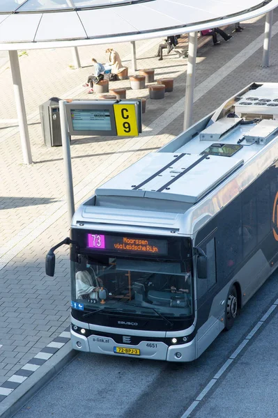 Ουτρέχτη Ολλανδία Οκτωβρίου 2021 Λεωφορείο Περιμένει Τους Ανθρώπους Των Μεταφορών — Φωτογραφία Αρχείου