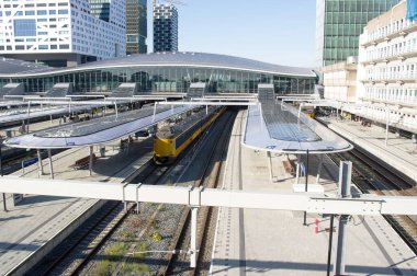 Utrecht, Hollanda - 24 Ekim 2021: Utrecht merkez istasyonundaki tren yolcuları taşımak için bekliyor