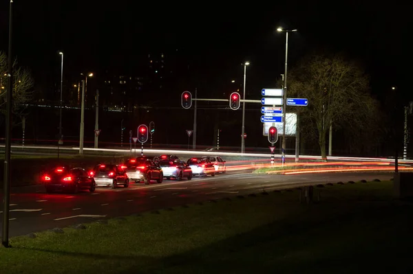 Kruising Met Een Rij Auto Nachts Met Verkeerslichten Verkeer Wazig — Stockfoto