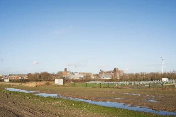 荷兰阿纳姆拥有工厂和工业烟囱的工业区的城市景观 — 图库照片