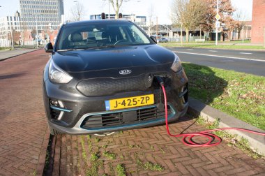 Arnhem, Hollanda, 6 Ocak 2022: Kia aracı bataryayı şarj etmek için ön tarafa bağlandı