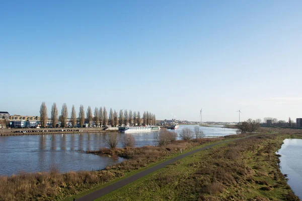 Αστικό Τοπίο Του Arnhem Φόντο Τον Ποταμό Ρήνο Και Κρουαζιερόπλοιο — Φωτογραφία Αρχείου