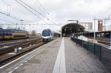 Nijmegen istasyonundaki tren Hollanda 'daki yolcuları taşımak için bekliyor.
