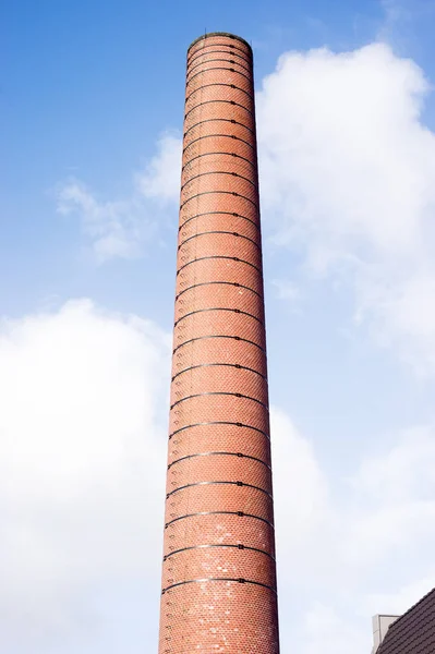 Oude Industriële Schoorsteen Met Een Lucht Met Wolken — Stockfoto