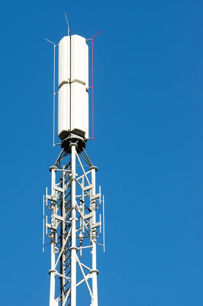 Detailní Záběr Komunikační Anténní Věž Jasně Modrou Oblohou — Stock fotografie