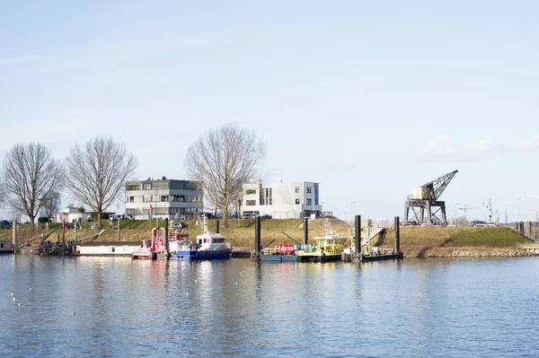 Μικρό Λιμάνι Αστυνομικό Σκάφος Και Πυροσβεστική Στο Nijmegen Της Ολλανδίας — Φωτογραφία Αρχείου
