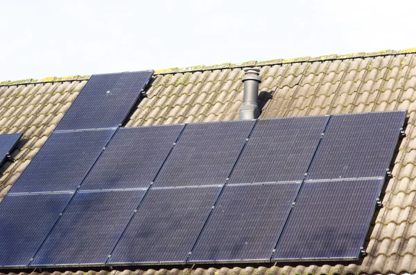 Zonnepanelen Een Bruin Dak Voor Elektriciteitsopwekking Nederland — Stockfoto