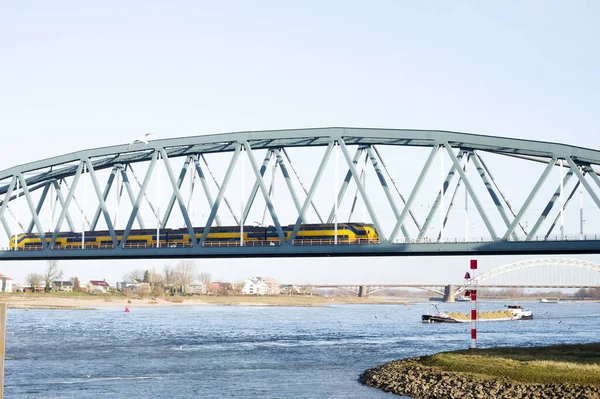 Zug Auf Eisenbahnbrücke Über Den Waal Nijmegen Den Niederlanden — Stockfoto