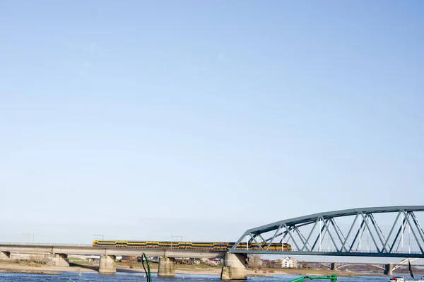 Vlak Železničním Mostě Přes Řeku Waal Nijmegenu Nizozemsku — Stock fotografie