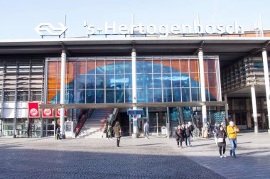 Den Bosch, Hollanda - 12 Şubat 2022: Den Bosch istasyonunun ana girişi yolcularla birlikte