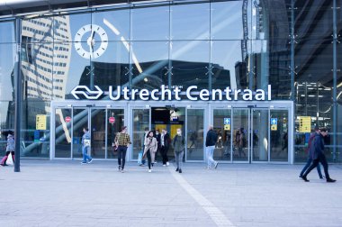 Utrecht, Hollanda - 3 Mart 2022: Utrecht merkez istasyonunun ana girişi