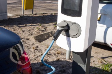 Bağlı bir güç kablosu ile elektrik şarj istasyonu