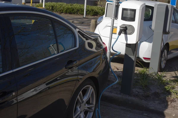 Bağlı bir güç kablosu ile elektrik şarj istasyonu