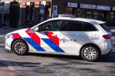 Nijmegen, Hollanda - 4 Mart 2022: Hollanda polis arabası şehir merkezinde caddede