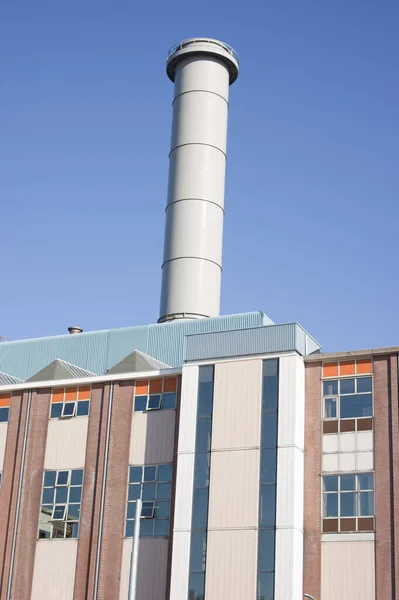 オランダの澄んだ青い空を持つ工業用煙突のある工場のトップ — ストック写真