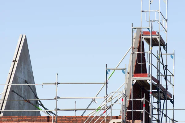 Kostry Střechy Domu Výstavbě Lešením Jasně Modrou Oblohou Nizozemsku — Stock fotografie