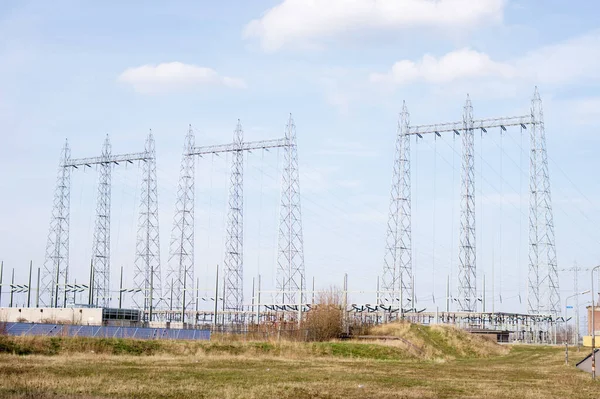 Μεγάλοι Στύλοι Ηλεκτρικής Ενέργειας Για Μεταφορά Ηλεκτρικής Ενέργειας Ηλιακούς Συλλέκτες — Φωτογραφία Αρχείου