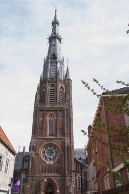 Leeuwarden, Hollanda - 14 Nisan 2022: Şehrin merkezindeki Sint-Bonifatius kilisesinin kulesi