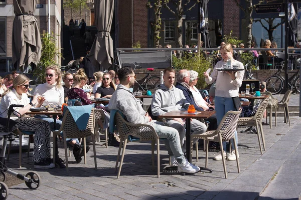 Nijmegen Paesi Bassi Aprile 2022 Cameriera Serve Bevande Alle Persone — Foto Stock