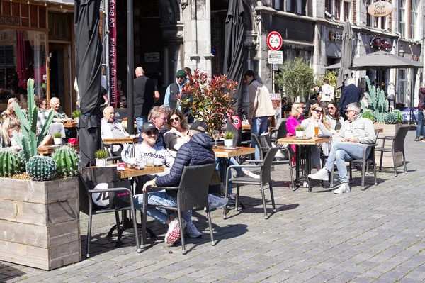 荷兰尼梅根 2022年4月16日 人们在尼梅根市中心的一个户外咖啡馆平台上放松一下 享受喝一杯 图库图片