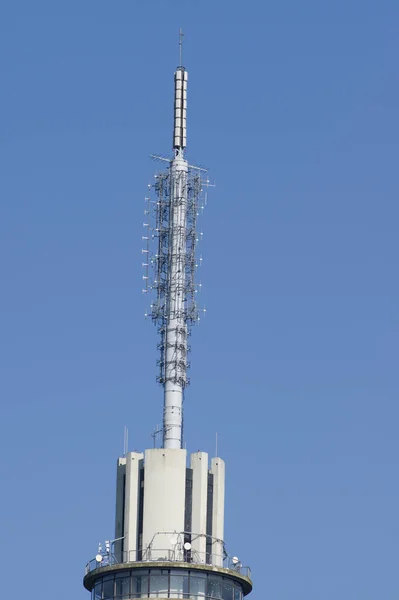 Closeup Uma Torre Alta Radiodifusão Arnhem Com Céu Azul Claro — Fotografia de Stock