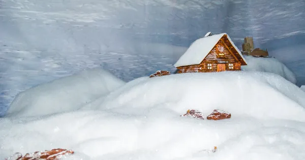 Besneeuwde huis — Stockfoto