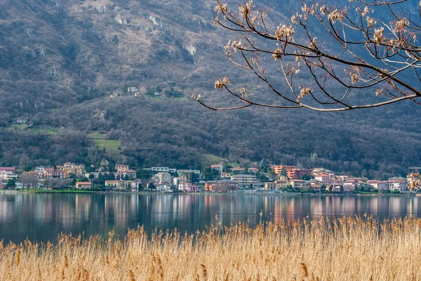 Lago y montaña — Foto de Stock