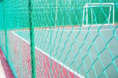 yeşil renkli zinciri bağlantı çevreleyen futsal mahkeme eskrim.
